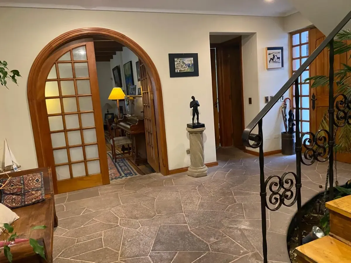 Casa en Venta en San Carlos de Apoquindo, Piscina y Quincho